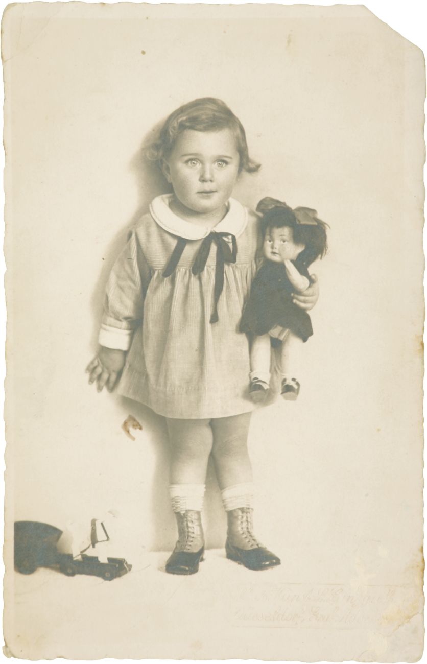 Foto von Marianne Seligmann mit Puppe im Arm im Alter von zwei Jahre alt, 1926